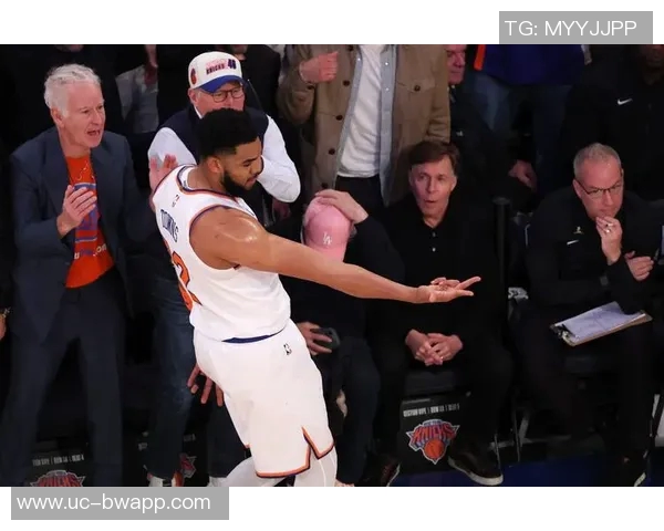 布克表现平平23投8中仅得22分6篮板5助攻1抢断球队效率受影响